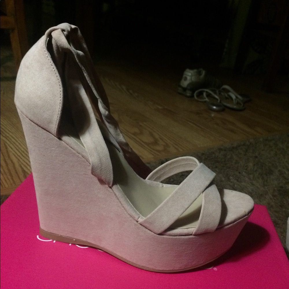 Shoe dazzle 6.5 cream tie up wedges